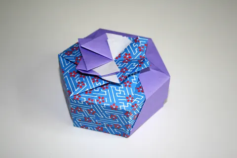 Hexagonal box by Tomoko Fuse