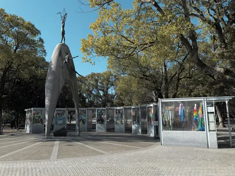 Le monument des enfants pour la paix, à Hiroshima, et les vitrines où sont déposées les grues.